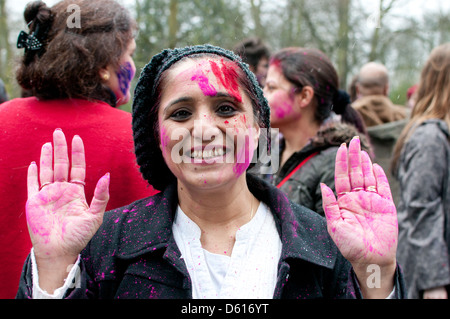 Femme à Twickenham Festival Holi Banque D'Images
