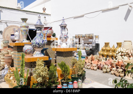 Célèbre poterie de Nabeul à vendre dans la Médina Nabeul Tunisie Banque D'Images