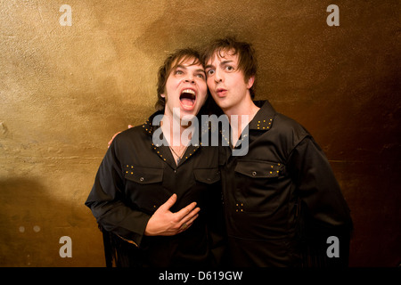 Gaz Coombes et Danny Goffey dans Supergrass side-project -Le Diamond Hoo Ha Men a photographié les coulisses de Brighton Digital. Banque D'Images