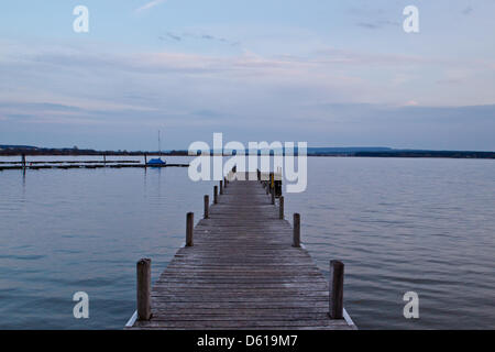 Vue d'un débarcadère au lac de Altmuehl Muhr am See, Allemagne, 03 avril 2012. Photo : Daniel Karmann Banque D'Images