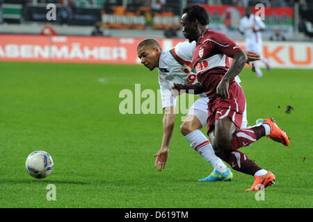 L'Augsbourg Marcel Ndjeng (L) rivalise pour le bal avec Stuttgart, Arthur Boka lors de la Bundesliga match entre FC Augsburg et le VfB Stuttgart à SGL Arena à Augsburg, Allemagne, 10 avril 2012. Photo : STEFAN OFFNER (ATTENTION : EMBARGO SUR LES CONDITIONS ! Le LDF permet la poursuite de l'utilisation des images dans l'IPTV, les services mobiles et autres technologies nouvelles n'est pas antérieure à tw Banque D'Images