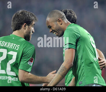 La Naldo célèbre sa 2-2 but avec coéquipier Holiday (L) au cours de la Bundesliga match de football entre le Werder Brême et le Borussia Moenchengladbach au stade Weser à Brême, Allemagne, 10 avril 2012. Photo : Carmen Jaspersen Banque D'Images