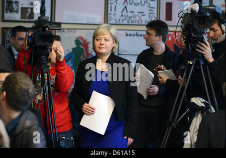 Leader du Parti de gauche, Gesine Loetzsch promenades à travers la Karl-Liebknecht-Haus de Berlin, Allemagne, 11 avril 2012. Elle annonce sa démission en précisant son mari, d'une mauvaise santé à la raison de la démission. Photo : RAINER JENSEN Banque D'Images