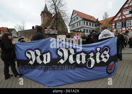 Les manifestants portent une bannière à lire 'Pas de Nazis. Il n'y a pas d'arrière-pays tranquille (arrière-pays)' au cours d'une manifestation contre l'extrémisme de droite dans la région de Winterbach, Allemagne, 10 avril 2012. Un an après une attaque incendiaire contre les jeunes étrangers la manifestation était organisée pour commémorer l'attaque. Photo : Franziska Kraufmann Banque D'Images