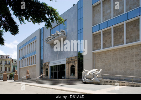 La HAVANE : Museo Nacional de Bellas Artes / 'forme, espace et lumière sculpture' Banque D'Images