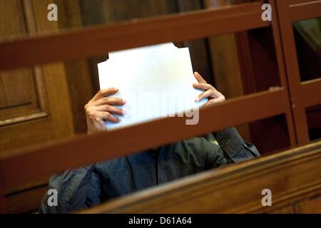 (Dossier) une archive photo datée du 02 avril 2012 montre les 25 ans défendeur Mehmet Y. siégeant à la salle 700 du Tribunal pénal Moabit au début de l'essai à Berlin, Allemagne. Le défendeur est d'avoir tourné une voiture 12 fois à Berlin-Wedding. Son ex-femme et leur famille étaient assis dans la voiture. Le procès a été suspendu, en raison de la querelle entre 25 ans et son avocat. Banque D'Images