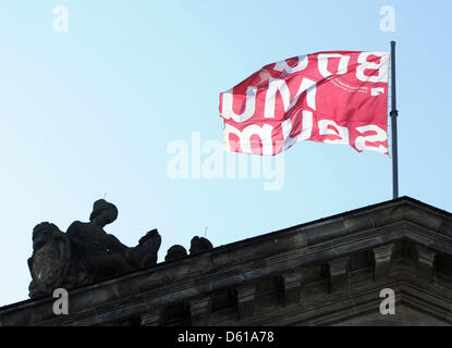 Un drapeau à lire 'Bodemuseum' vagues au-dessus de l'Alte Nationalgalerie vu de la Spree à Berlin, Allemagne, 28 mars 2012. Photo : Soeren Stache Banque D'Images