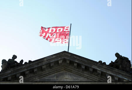 Un drapeau à lire 'Bodemuseum' vagues au-dessus de l'Alte Nationalgalerie sur île musée vu de la Spree à Berlin, Allemagne, 28 mars 2012. Photo : Soeren Stache Banque D'Images