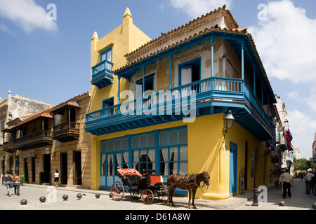 La HAVANE : Calle Obispo / façades coloniales Banque D'Images