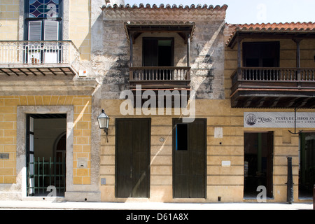 La HAVANE : Calle Obispo / façades coloniales Banque D'Images