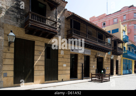 La HAVANE : Calle Obispo / façades coloniales Banque D'Images