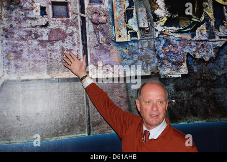 Découvreur du navire Titanic, Robert Ballard, devant une grande photo du pont supérieur du Titanic, montrant comment il a trouvé l'épave à 3800m de profondeur de l'océan, lors d'une exposition de Mystic, États-Unis, 11 avril 2012. Le Titanic était situé sur l'océan au large de Terre-Neuve, au Canada, depuis plus de 70 ans avant que le navire a été trouvé par American oceanograph Banque D'Images