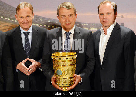 Hans-Joachim Watzke (L-R), gestionnaire du Borussia Dortmund, Président de la Fédération allemande de football (DFB), Wolfgang Niersbach, et Christian Nerlinger, le directeur sportif du Bayern Munich présenter le DFB-tasse à l'Hôtel de Ville de Berlin à Berlin, Allemagne, 12 avril 2012. La finale de la DFB-Cup entre clubs Bundesliga Bayern Munich Borussia Dortmund et a lieu le 12 mai à Berl Banque D'Images