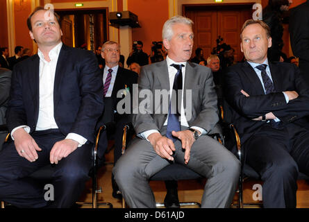 Christian Nerlinger, le directeur sportif du Bayern Munich (L-R), Klaus Fischer, représentant de le gagnant de l'an dernier le FC Schalke 04 et Hans-Joachim Watzke, manager du Borussia Dortmund sont illustrés à l'Hôtel de Ville de Berlin à Berlin, Allemagne, 12 avril 2012. La finale de la DFB-Cup entre clubs Bundesliga Bayern Munich Borussia Dortmund et a lieu le 12 mai à Berlin's Olypic S Banque D'Images