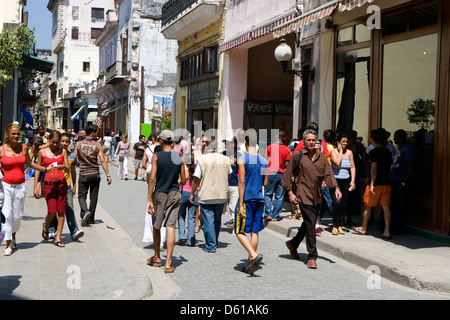 La HAVANE : Calle Obispo / shoppers Banque D'Images