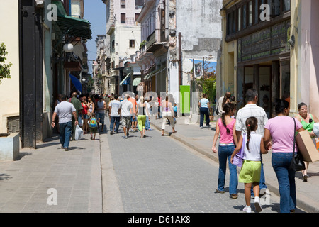 La HAVANE : Calle Obispo / shoppers Banque D'Images