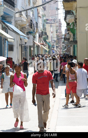 La HAVANE : Calle Obispo / shoppers Banque D'Images