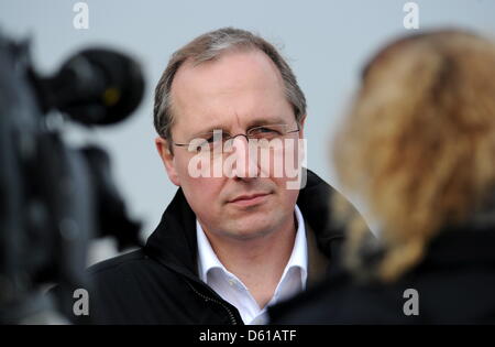 Le premier candidat de la CDU pour les élections de l'État de Schleswig-Holstein le 06 mai 2012, Jost de Jager, donne une interview à la mer Baltique plage de sa ville Eckernfoerde, Allemagne, 12 avril 2012. Photo : Carsten Rehder Banque D'Images