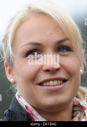 Le biathlète Magdalena Neuner pose sourit pendant une entrevue à Wallgau, Allemagne, 13 avril 2012. 5000 spectateurs sont attendus pour le coup de la double championne olympique et biathlet dans sa ville natale à Wallgau. Photo : Andreas GEBERT Banque D'Images