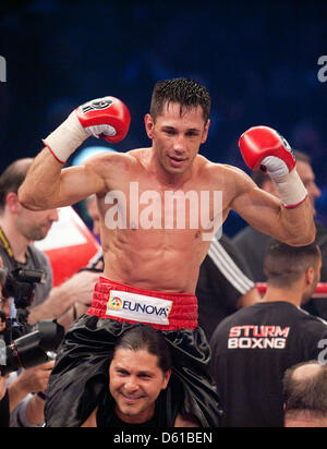 Champion du monde des poids moyens WBA Super Felix Sturm est réalisée grâce à l'anneau au Lanxess Arena de Cologne, Allemagne, 13 avril 2012. Sturm a défendu son titre avec un ko technique. Photo : Bernd Thissen Banque D'Images