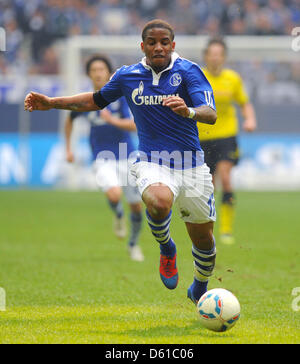 La Jefferson Farfan Schalke passe le ballon au cours de la Bundesliga match entre le FC Schalke 04 et le Borussia Dortmund à la Veltins-Arena de Gelsenkirchen, Allemagne, 14 avril 2012. Photo : Thomas Eisenhuth Banque D'Images