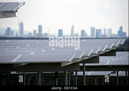 Les modules solaires sont vus en face de l'horizon de Francfort lors de l'ouverture officielle du parc solaire à Dreieich-Buchschlag Dreieich-Buchschlag, Allemagne, 16 avril 2012. Photo : EMILY WABITSCH Banque D'Images