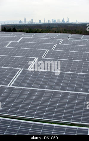 Les modules solaires sont vus en face de l'horizon de Francfort lors de l'ouverture officielle du parc solaire à Dreieich-Buchschlag Dreieich-Buchschlag, Allemagne, 16 avril 2012. Photo : EMILY WABITSCH Banque D'Images