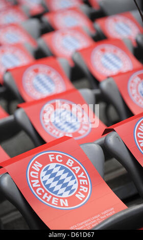 Le carton avec le logo du Bayern Munich se trouvent sur les sièges avant pour la première demi-finale de la Ligue des Champions de football match de jambe entre FC Bayern Munich et le Real Madrid à l'Allianz Arena de Munich, Allemagne, 17 avril 2012. Photo : Marc Mueller dpa/lby Banque D'Images