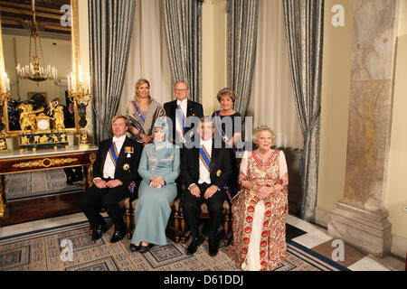 Prince des Pays-Bas Willem-Alexander (première rangée, L-R), Hayrunissa Guel, Président turc Abdullah Guel, la reine Beatrix et de la princesse Maxima (rangée arrière, L-R), Pieter van Vollenhoven et la princesse Margriet posent pour la photo de famille avant le banquet d'état pour le président turc et sa femme dans le Palais Royal à Amsterdam, Pays-Bas, 17 avril 2012. Le président turc est sur un th Banque D'Images