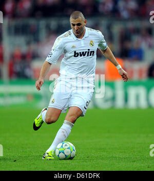 Madrid, Karim Benzema joue la balle au cours de la première étape de la demi-finale de la Ligue des Champions entre le FC Bayern Munich et le Real Madrid à l'Allianz Arena en Munihc, Allemagne, 17 avril 2012. Photo : Thomas Eisenhuth Banque D'Images