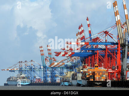 Fichier - une archive photo datée du 25 août 2010 indique des ponts pour conteneurs de société Eurogate (premier plan) et de la compagnie Stromkaje au terminal conteneurs de Bremerhaven, Allemagne. Société de logistique portuaire Eurogate présente ses résultats annuels 2011 le 18 avril 2012. Photo : Ingo Wagner Banque D'Images