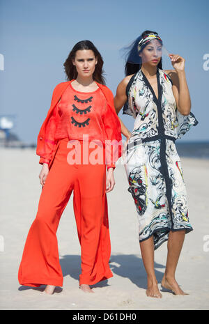 Roxanna modèles (L) et Enyalina fashion designs actuelle de la collection par Elena vide et Kaetlin Kaljuvee (Estonie) à la plage de Binz, Allemagne, 18 avril 2012. La mer Baltique Fashion prix sera présenté au cours de l'événement de mode fashion baltes le 20 et 21 avril 2012 pour la onzième fois. Le prix rend hommage à la mode de la Baltique collections mode créative de l'espace balte Banque D'Images