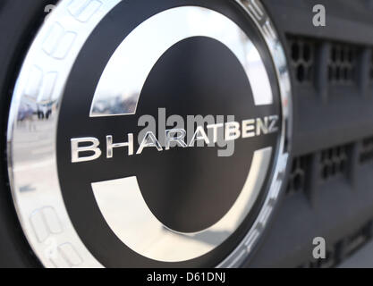 Le logo de la nouvelle marque Daimler Bharat-Benz est vu sur un camion, à la nouvelle usine de camions Daimler dans Oragadam, Inde, 18 avril 2012. Constructeur automobile Daimler entre dans le marché indien pour les chariots avec sa propre usine. Le marché des camions indiens est déjà l'instrument transitoire unique en son genre dans le monde et continue de croître rapidement. La nouvelle usine à Oragadam produira des camions moyens et lourds en vertu de Banque D'Images