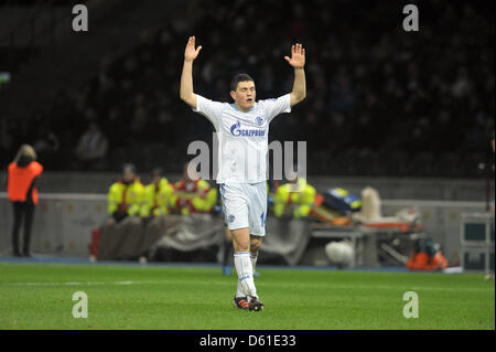 Fichier - Un fichier photo en date du 09 décembre 2011 montre la Schalke Kyriakos Papadopoulos soulevant ses bras pendant la Bundesliga match de foot entre Hertha Berlin et le FC Schalke 04 au Stade Olympique de Berlin, Allemagne. Photo : Oliver Mehlis Banque D'Images