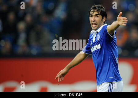 Fichier - Un fichier photo en date du 04 décembre 2011 montre les gestes Schalke Raul durant la Bundesliga match de football FC Schalke 04 vs FC Augsburg à Gelsenkirchen, Allemagne. Professionnel de football espagnol Raul quitte le FC Schalke 04 à la fin de la saison, selon le club de football de la Bundesliga le 19 avril 2012. Photo : MARIUS BECKER Banque D'Images