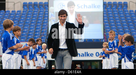 Fichier - Un fichier photo datée du 28 juillet 2010 montre professionnel de football espagnol Raul (C) forme au cours de sa présentation pour Schalke 04 à la Veltins-Arena de Gelsenkirchen, Allemagne. Professionnel de football espagnol Raul quitte le FC Schalke 04 à la fin de la saison, selon le club de football de la Bundesliga le 19 avril 2012. Photo : Rolf Vennenbernd Banque D'Images