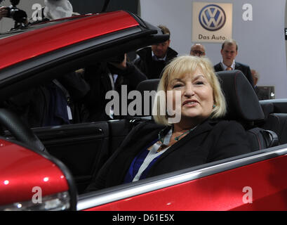 Épouse du président du Conseil de surveillance de Volkswagen, Ferdinand Piëch, Ursula Piëch se trouve dans une voiture décapotable VW Golf lors de l'assemblée générale du constructeur automobile Volkswagen à Hambourg, Allemagne, 19 avril 2012. Ursula Piëch sera élu au conseil de surveillance au cours de la réunion. Photo : MARCUS BRANDT Banque D'Images