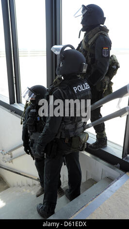 Des agents de la police allemande de l'unité d'opérations spéciales (SEK) attendre le début d'un exercice d'urgence à l'avenir de l'aéroport Berlin Schönefeld, en Allemagne, le 19 avril 2012. L'exercice comportait un homme de prendre son enfant en otage et spéléologie dans un Airbus. Photo : BERND SETTNIK Banque D'Images