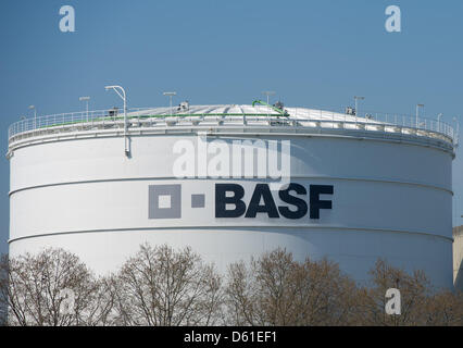 Vue sur le terrain de l'usine de l'entreprise chimique BASF à Ludwigshafen, Allemagne, 03 avril 2012. Autour de 33 000 employés travaillent au siège de la société. Photo : Uwe Anspach Banque D'Images