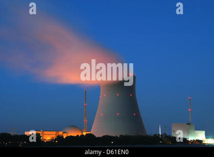 Fichier - une archive photo datée du 17 octobre 2003 montre un nuage de vapeur par illumninated le soleil du soir passant de la tour de refroidissement de la centrale nucléaire Isar près de Landshut, Allemagne. Le démantèlement des centrales nucléaires pourrait se transformer en un cliffhanger en raison de demandes de dommages-intérêts par des entreprises d'énergie. Le plus grand fournisseur de l'Allemagne de l'énergie Eon veut attendre le résultat Banque D'Images