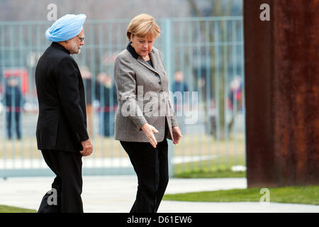 Berlin, Allemagne.11 avril 2013.La chancelière allemande, Angela Merkel se félicite le Premier Ministre de l'Inde, Manmohan Singh, avec les honneurs militaires à la Chancellerie fédérale. Crédit Crédit : Gonçalo Silva/Alamy Live News. Banque D'Images