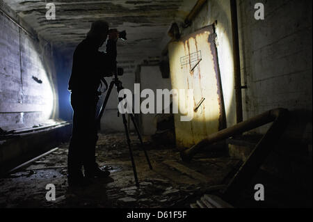 (Dossier) - Un fichier photo en date du 08 mars 2012 montre un homme prendre une photo d'un abri sous terre, à Dortmund, Allemagne. Il est appelé "l'Exploration Urbaine', quand les gens entrent dans les abris, les sites industriels, sanatorias ou souterrains de la Seconde Guerre mondiale et prendre des photos. Photo : exploration urbaine : Eindringlinge mit Kameras / Pour un usage éditorial uniquement Banque D'Images