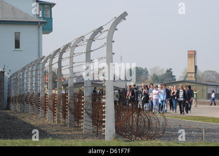 Les visiteurs marchent à travers le site commémoratif de l'ancien camp de concentration de Sachsenhausen à Oranienburg, Allemagne, 20 avril 2012. Le domaine de la chapelle du site a été nouvellement conçu et l'emplacement des anciennes casernes ont été faites avec des marques visibles. Photo : Bernd Settnik Banque D'Images