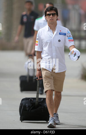 Pilote automobile mexicain Sergio Perez Sauber de arrive le paddock sur le Circuit International de Bahreïn à Sakhir, près de Manama, Bahreïn, le 21 avril 2012. Le Grand Prix de Formule 1 de Bahreïn aura lieu le 22 avril 2012. Photo : David Ebener dpa Banque D'Images