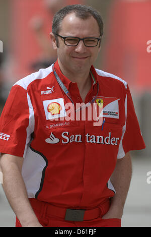 Le team principal de Ferrari, l'Italien Stefano Domenicali, arrive à l'enclos de la Bahrain International circuit de Sakhir, près de Manama, Bahreïn, le 21 avril 2012. Le Grand Prix de Formule 1 de Bahreïn aura lieu le 22 avril 2012. Photo : David Ebener dpa Banque D'Images