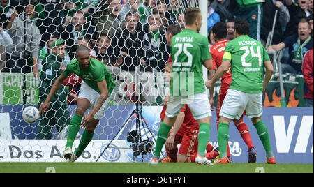 La Naldo (L) célèbre sa victoire 1-0 but durant le match de football de la Bundesliga entre le Werder Brême et le Bayern Munich, sur le stade Weser à Brême, Allemagne, 21 avril 2012. Le Werder Brême perd le match 1-2. Photo : JULIAN STRATENSCHULTE (ATTENTION : EMBARGO SUR LES CONDITIONS ! Le LDF permet la poursuite de l'utilisation des images dans l'IPTV, les services mobiles et autres technologies nouvelles onl Banque D'Images