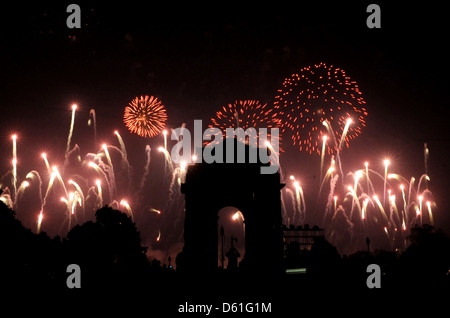 La porte de l'Inde se profile comme mémorial de guerre d'artifice illuminent le ciel au-dessus, à New Delhi, Inde, Banque D'Images