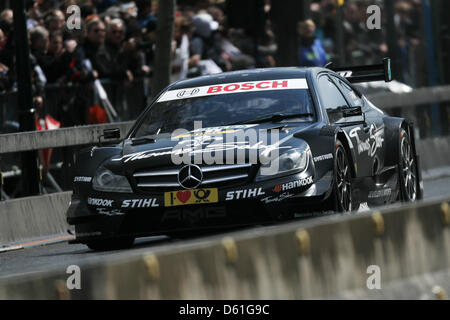 Pilote de course Mercedes britannique Gary Paffett durs le long de la piste de course avec son BMW M3 DTM durin la présentation du Master allemand de voitures de tourisme (DTM) de la saison 2012 au Kurhaus de Wiesbaden, Allemagne, 22 avril 2012. Photo : FREDRIK VON ERICHSEN e Banque D'Images