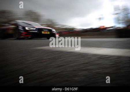 Le Suédois Mattias Ekstrom pilote de course d'Audi durs le long de la piste de course avec son BMW M3 DTM durin la présentation du Master allemand de voitures de tourisme (DTM) de la saison 2012 au Kurhaus de Wiesbaden, Allemagne, 22 avril 2012. Photo : FREDRIK VON ERICHSEN Banque D'Images