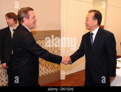 L'ancien chancelier allemand Gerhard Schröder et le Premier ministre chinois Wen Jiabao (R) se serrer la main au début d'une réunion de la classe politique dans un hôtel à Hanovre, Allemagne, 22 avril 2012. Le premier ministre chinois Wen Jiabao et la Chancelière allemande, Angela Merkel, l'intention d'assister à la cérémonie d'ouverture de la Hannover Messe 2012. Environ 5 000 entreprises de 69 pays prennent part à th Banque D'Images